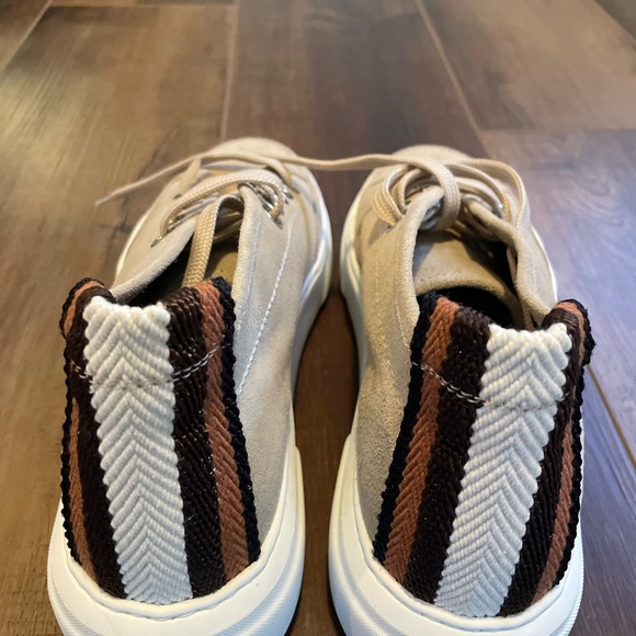 ITALEAU Wedge Suede Sneakers Taupe Size 8.5 says 8 but fits like 8.5.- t - Picture 4 of 9